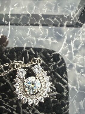 #120 18K White Gold Plated 1.0CWT MOISANNITE Horseshoe pendant. GRA Cert